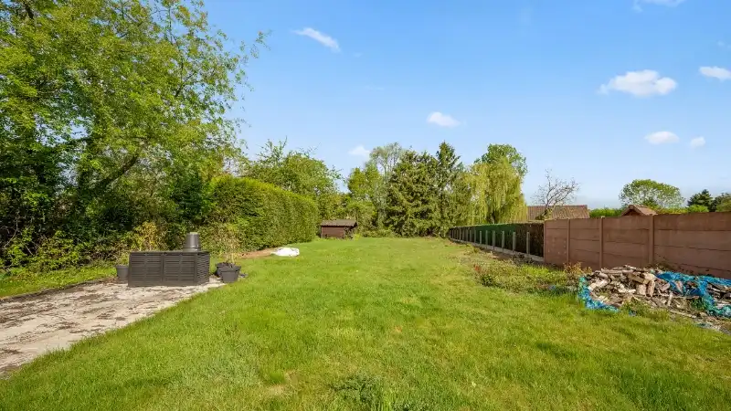 Villa van 265m² op 15 are met kantoor-praktijkruimte van 25m² en 3 slaapkamers foto 3