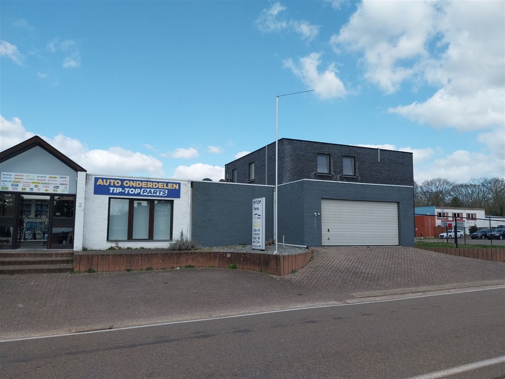 TE HUUR: Handelspand met ruim magazijn op gunstige locatie in Heusden!  foto {{pictureIndex}}
