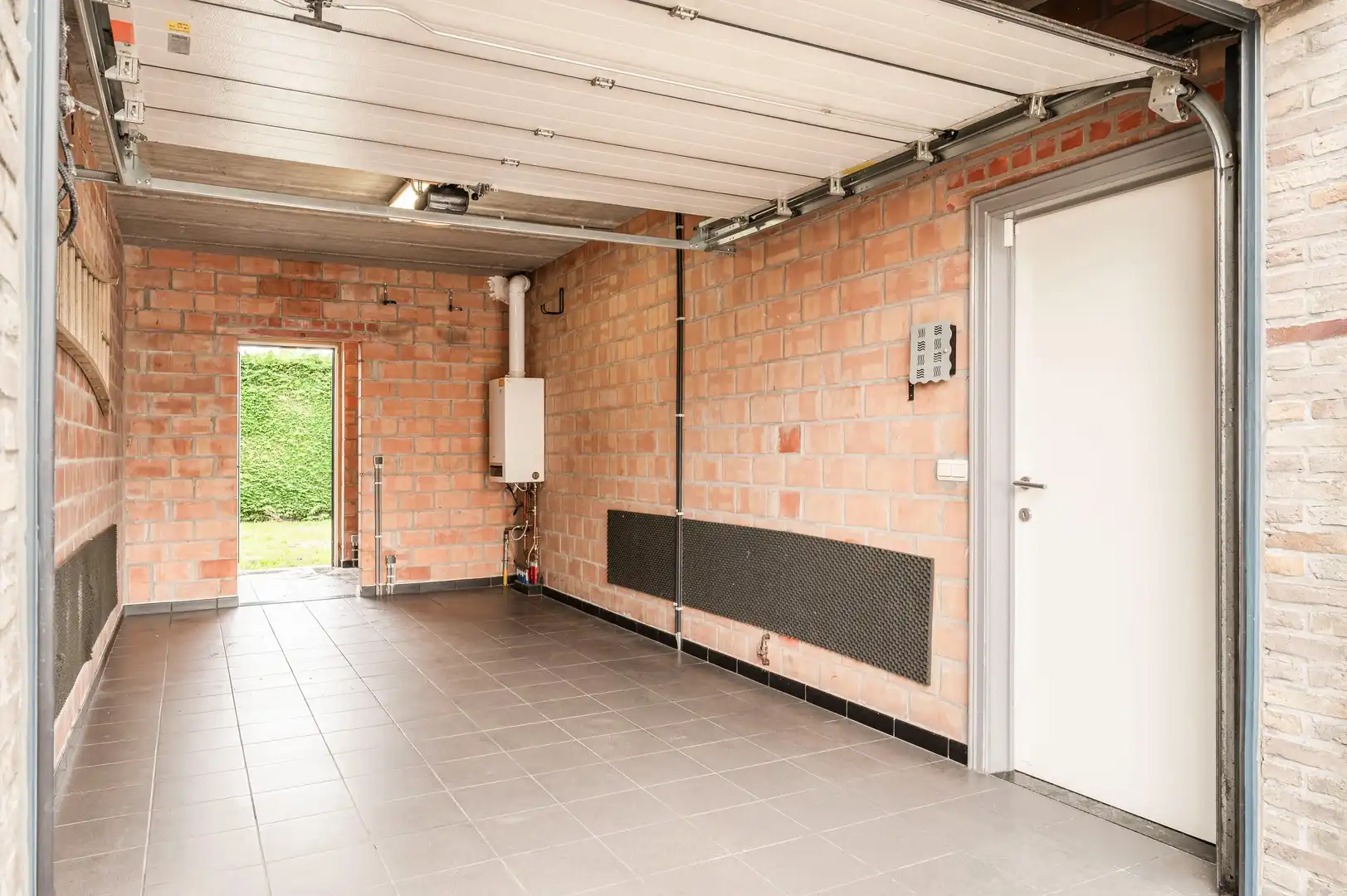 Ruime instapklare woning met garage foto 22