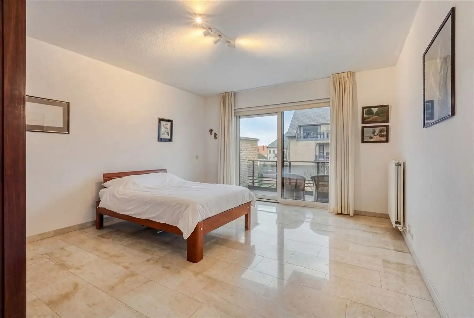 Prachtig, uitzonderlijk ruim appartement met 2 slaapkamers, 2 terrassen en inpandige garagebox, gelegen nabij het centrum van Maaseik. foto 14