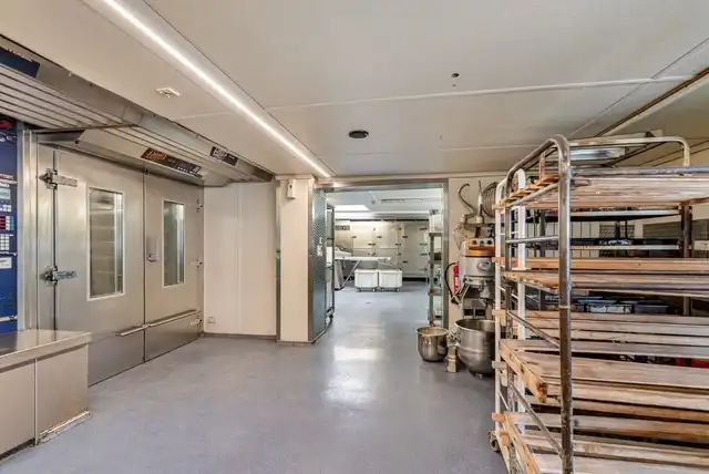 VEELZIJDIG HANDELSPAND MET WOONST EN INGERICHTE BAKKERIJ! foto 7