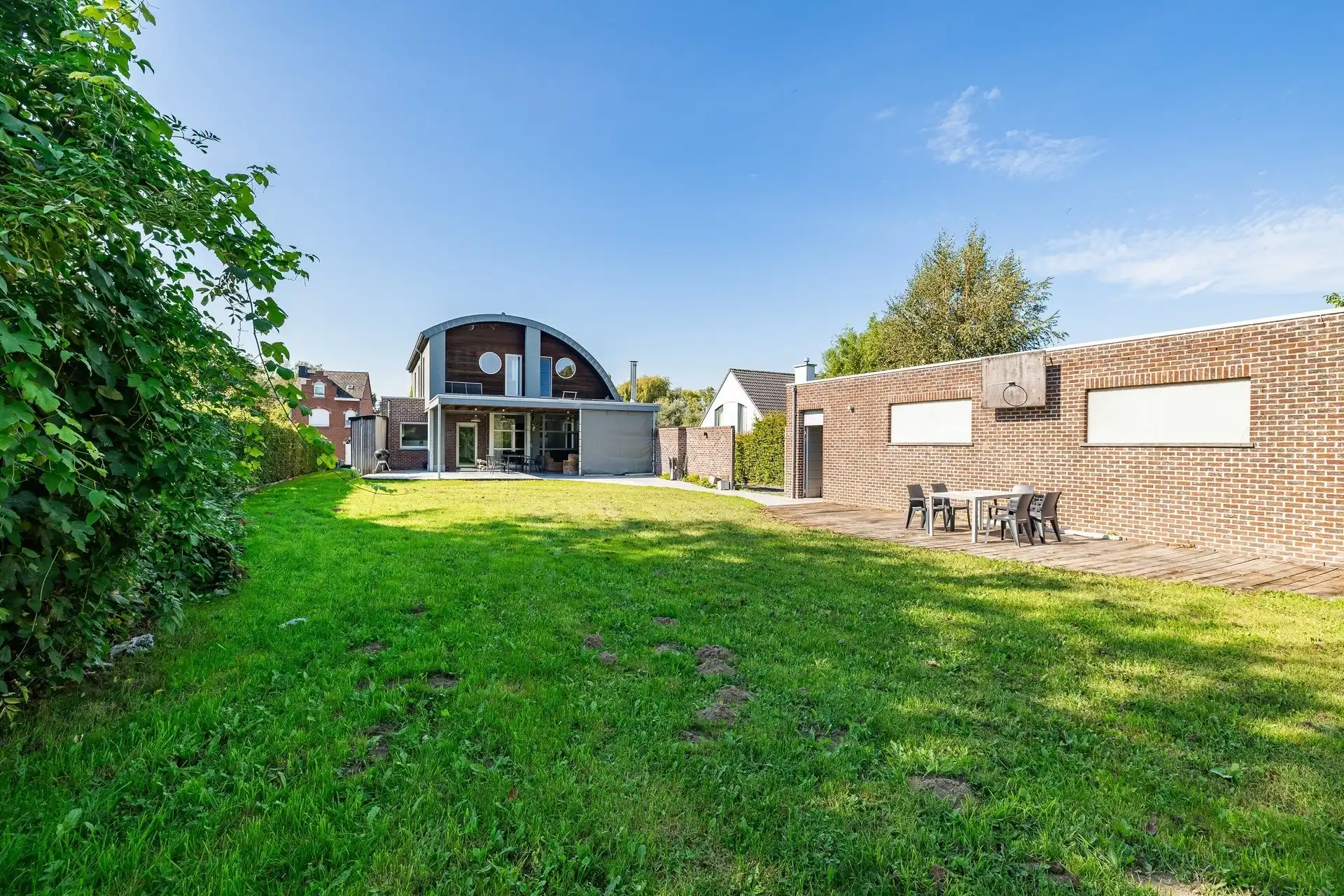 Karaktervolle architectenwoning op een perceel van ruim 25 are met diepe, oostgerichte tuin foto 6