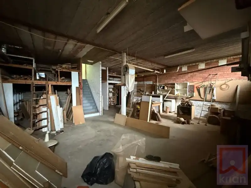 Ruime woning met tuin, 2 grote garages en kelder op 688m²! foto 13