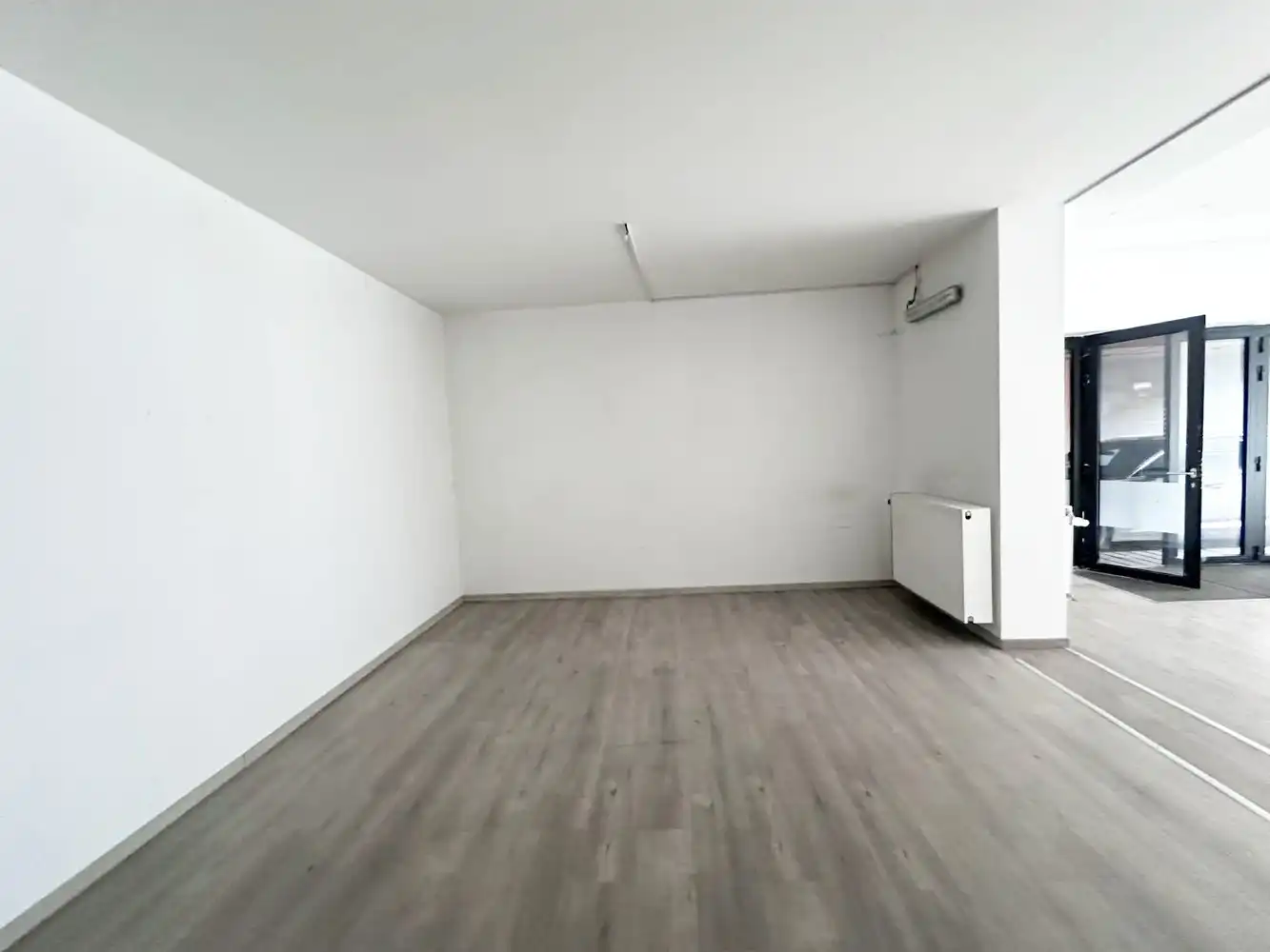 Top gelegen commercieel gelijkvloers of kantoor met uitstekende zichtbaarheid nabij HARING vlakbij DELHAIZE foto 4