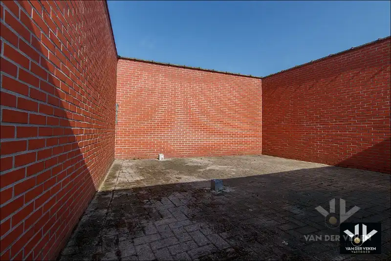 Opbrengsteigendom bestaande uit drie entiteiten: feestzaal/dienstencentrum, kantoorruimte en een duplexappartement kort aan de school en in het centrum van Paal, op een steenworp van het op- en afrittencomplex van de autosnelweg E313! foto 29