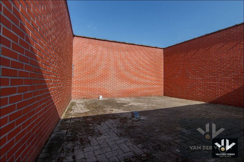 Opbrengsteigendom bestaande uit drie entiteiten: feestzaal/dienstencentrum, kantoorruimte en een duplexappartement kort aan de school en in het centrum van Paal, op een steenworp van het op- en afrittencomplex van de autosnelweg E313! foto 29