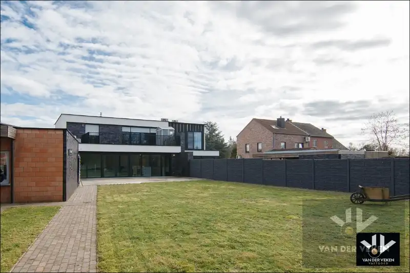 LUXUEUS AFGEWERKT GVL APP MET RIANTE TUIN EN TERRAS foto 11