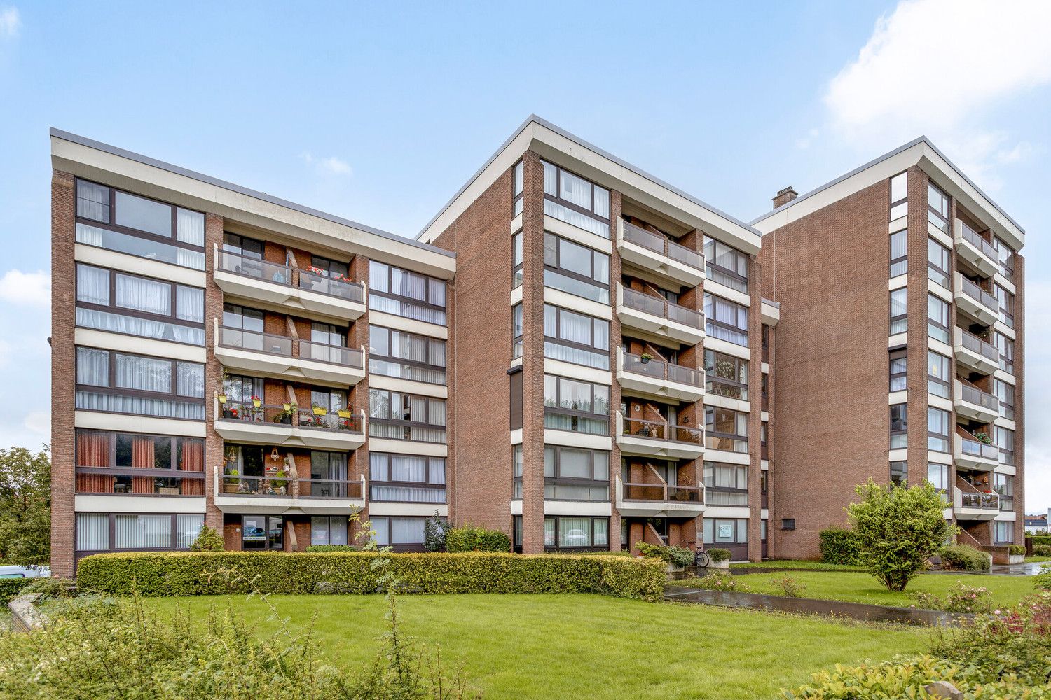 IN 2023 VERNIEUWD APPARTEMENT MET 2 SLPKS, TERRAS EN AUTOSTAANPLAATS TE DIEST! foto 2