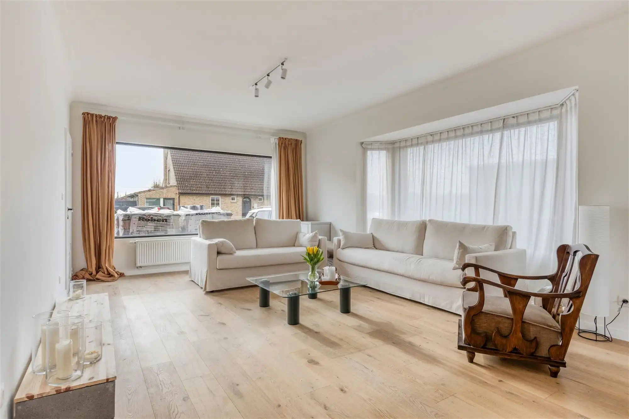 Karaktervolle halfopen bebouwing in rustige woonwijk foto 3