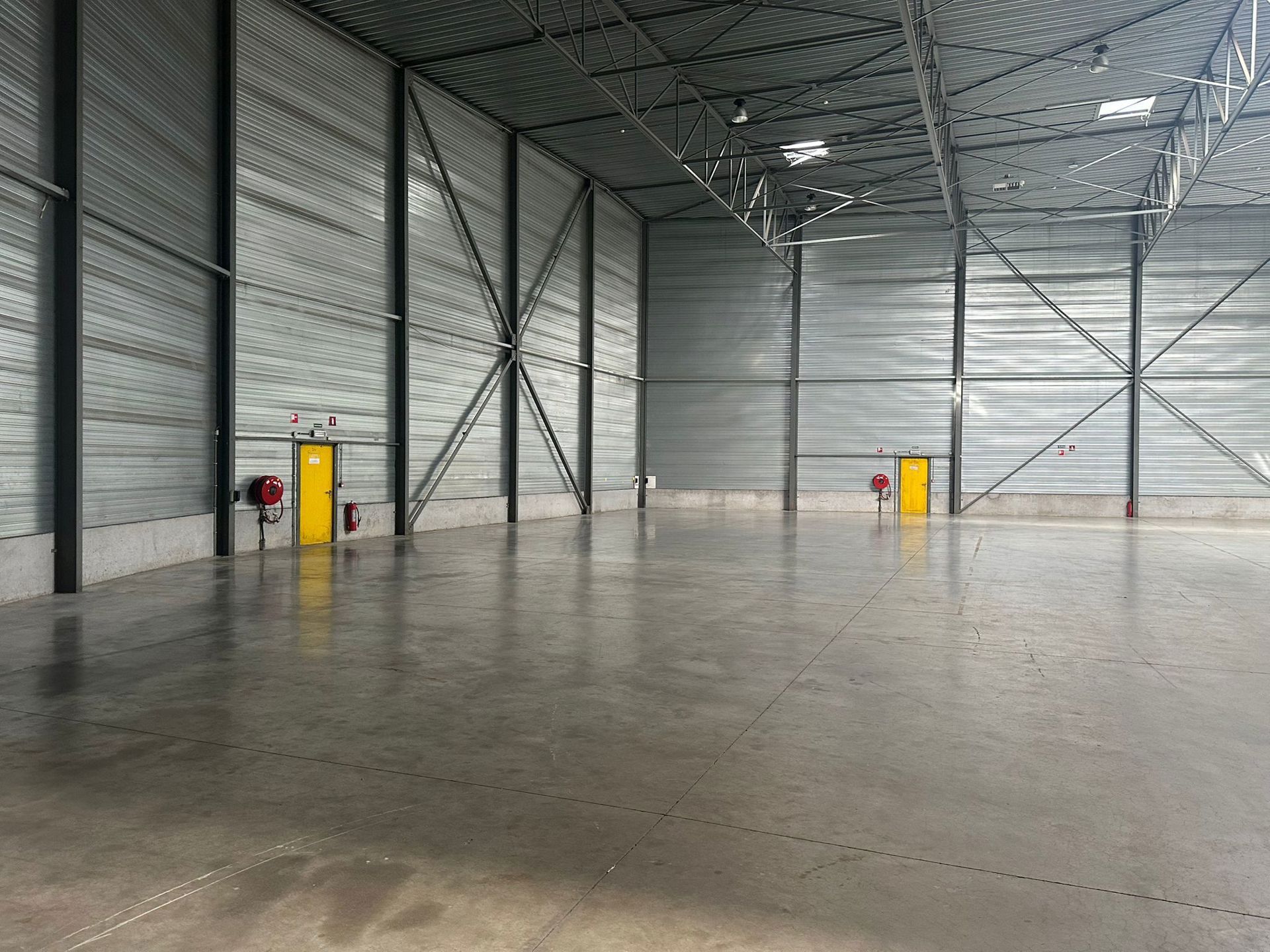 Te Huur Logistiek Magazijn + Kantoor in de Transportzone van Meer foto 5