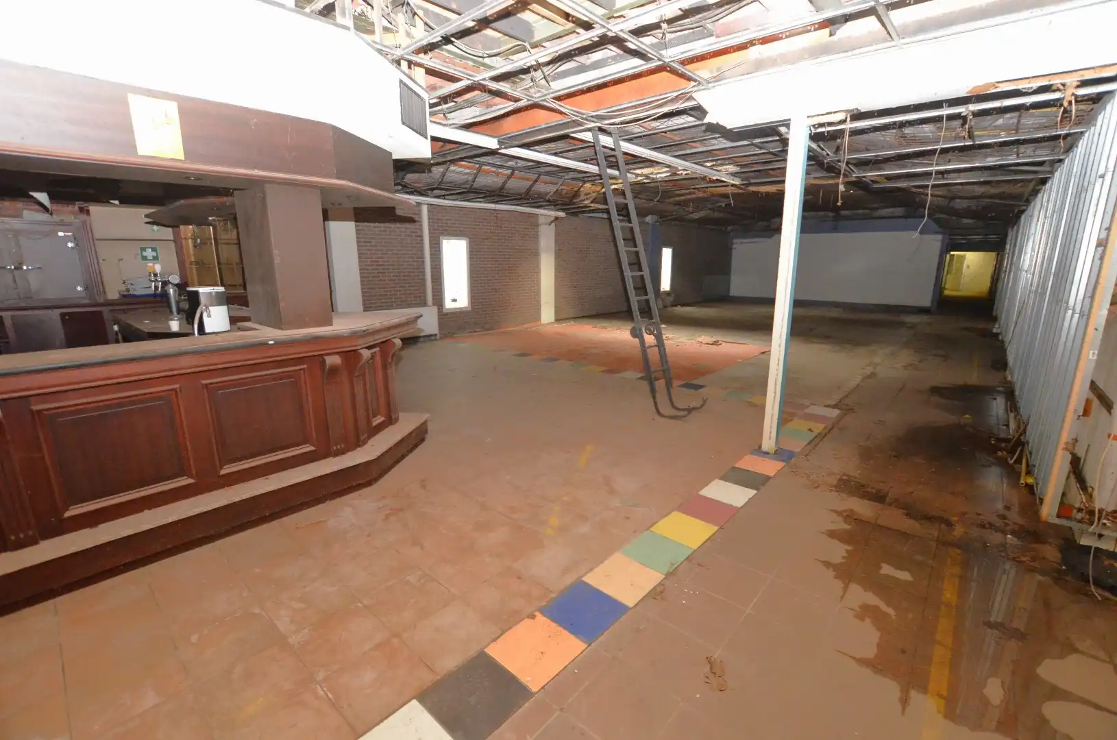 Ruim woonhuis met pakhuis/loods foto 4