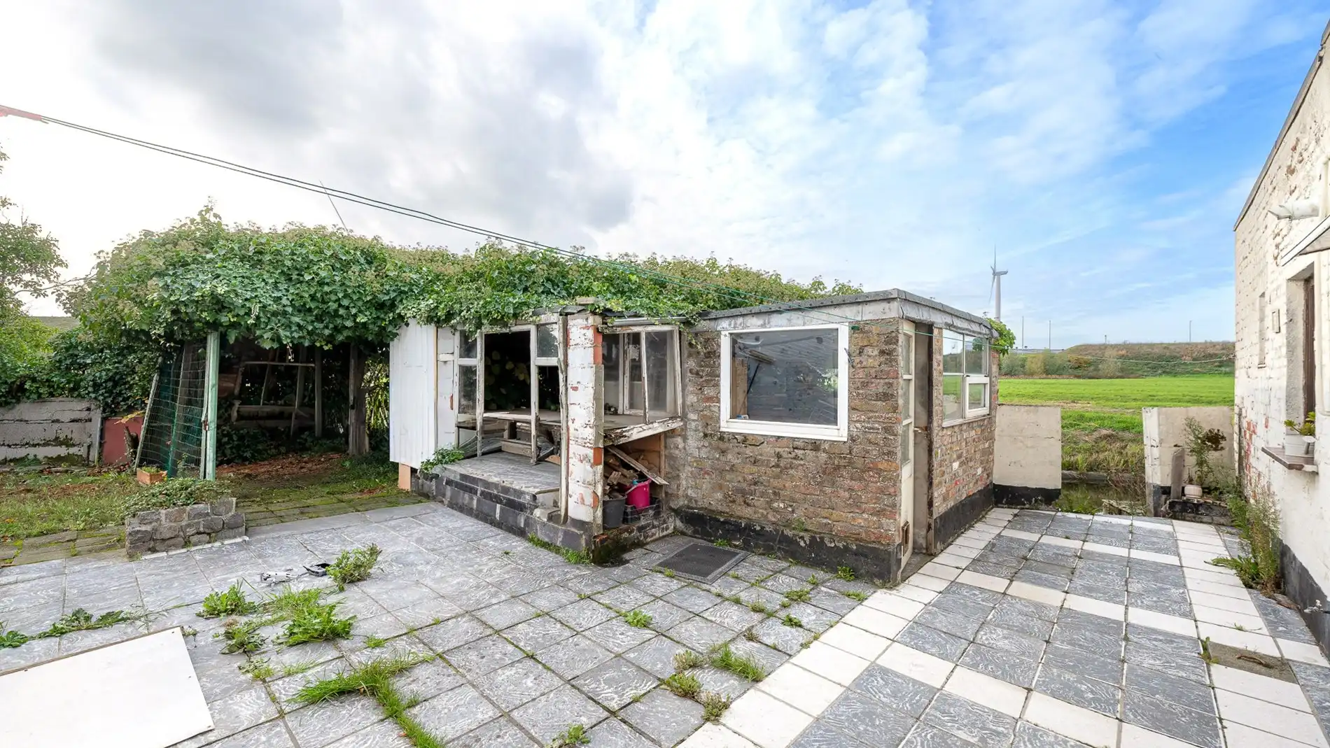 Te renoveren woning op een mooi perceel te Lissewege foto 3