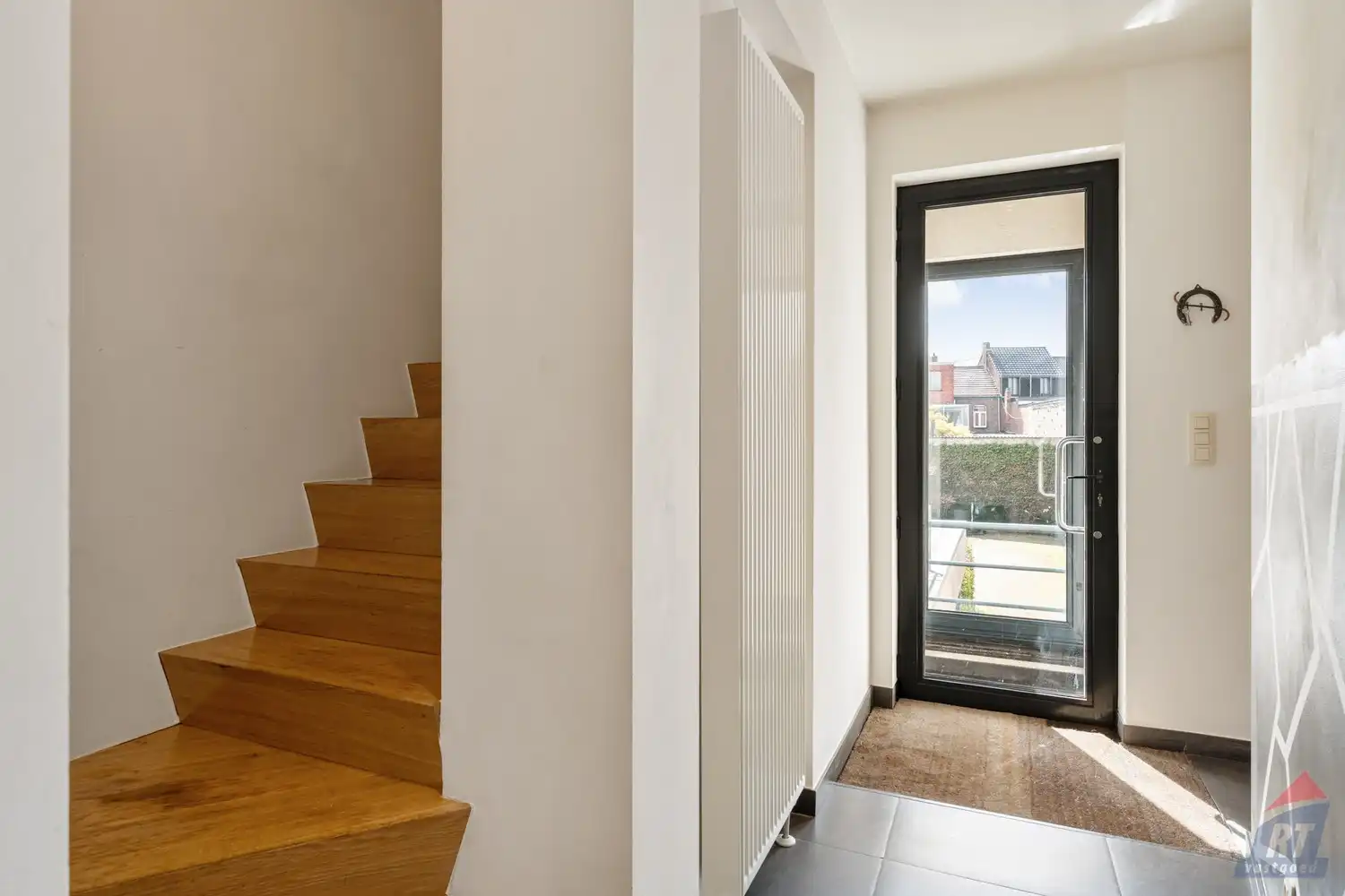 Veelzijdig pand met praktijkruimte en duplex appartement op toplocatie in Sint-Truiden foto 16