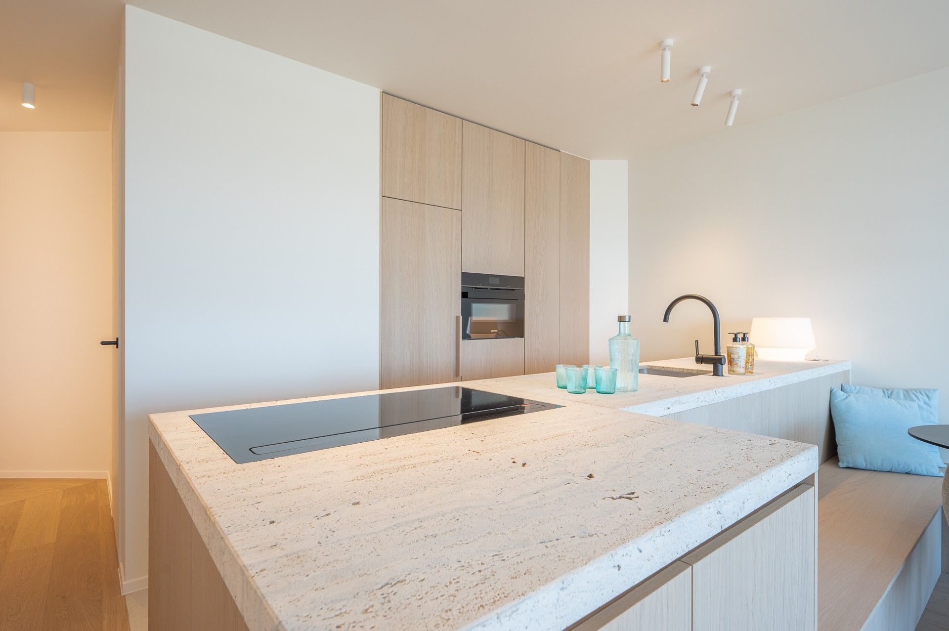 Luxueus gerenoveerd appartement met frontaal zeezicht in Heist foto 5
