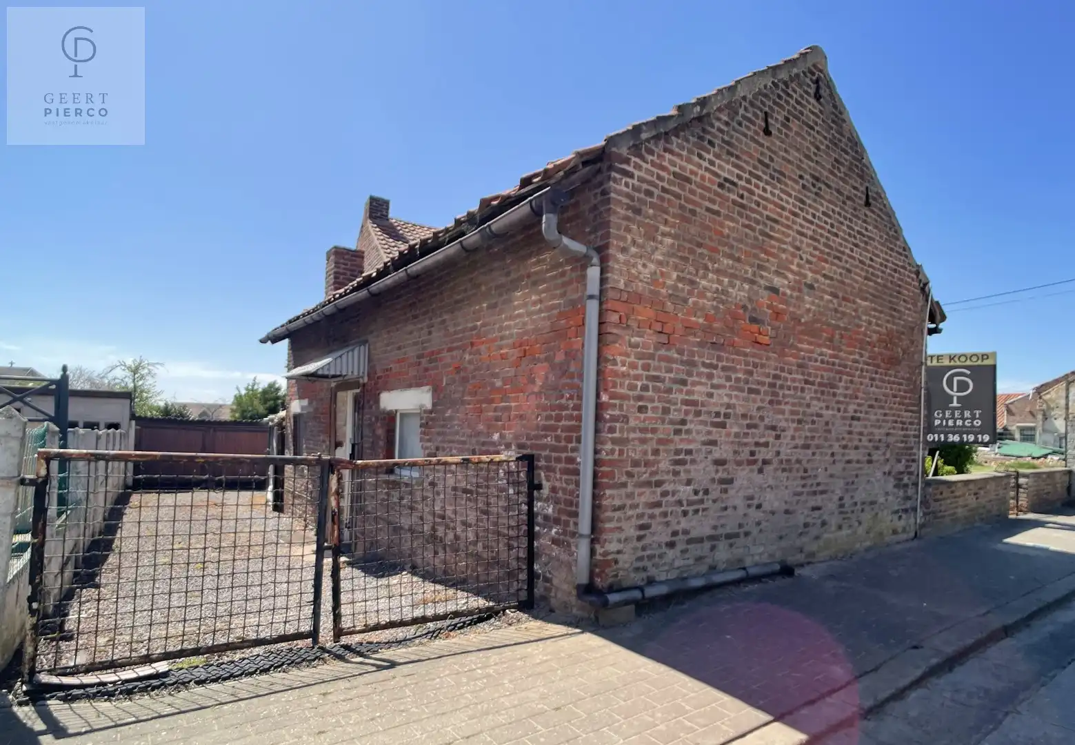 Deze te renoveren woning te Gingelom is gelegen op een mooi perceel van 8are75ca. foto 2