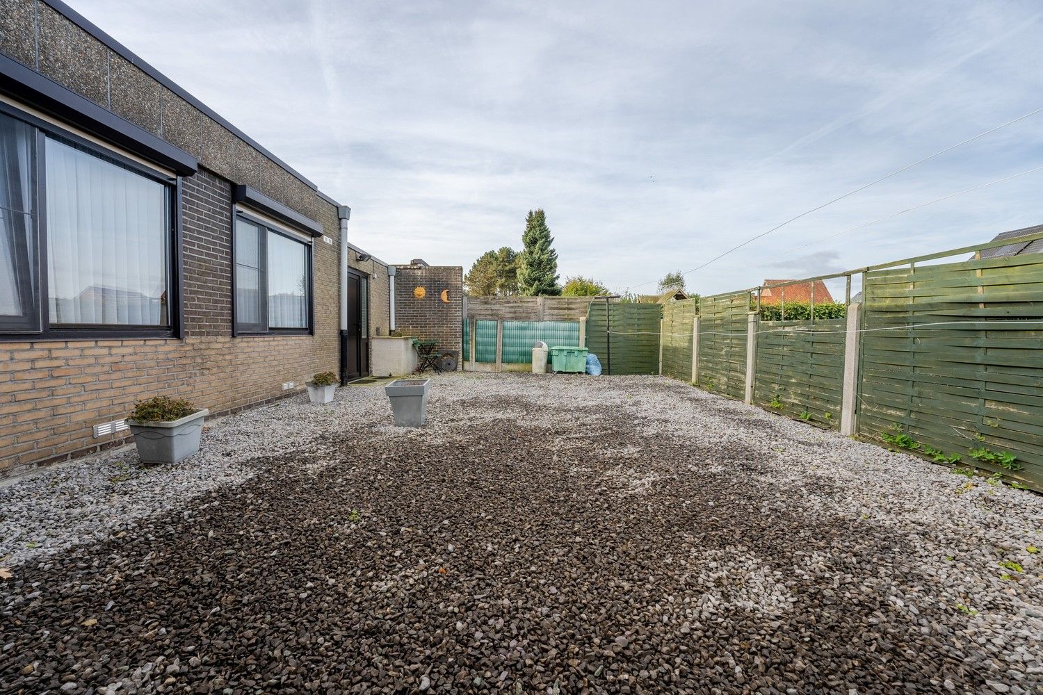 Half-vrijstaande bungalow met drie slaapkamers, instapklaar. foto 4