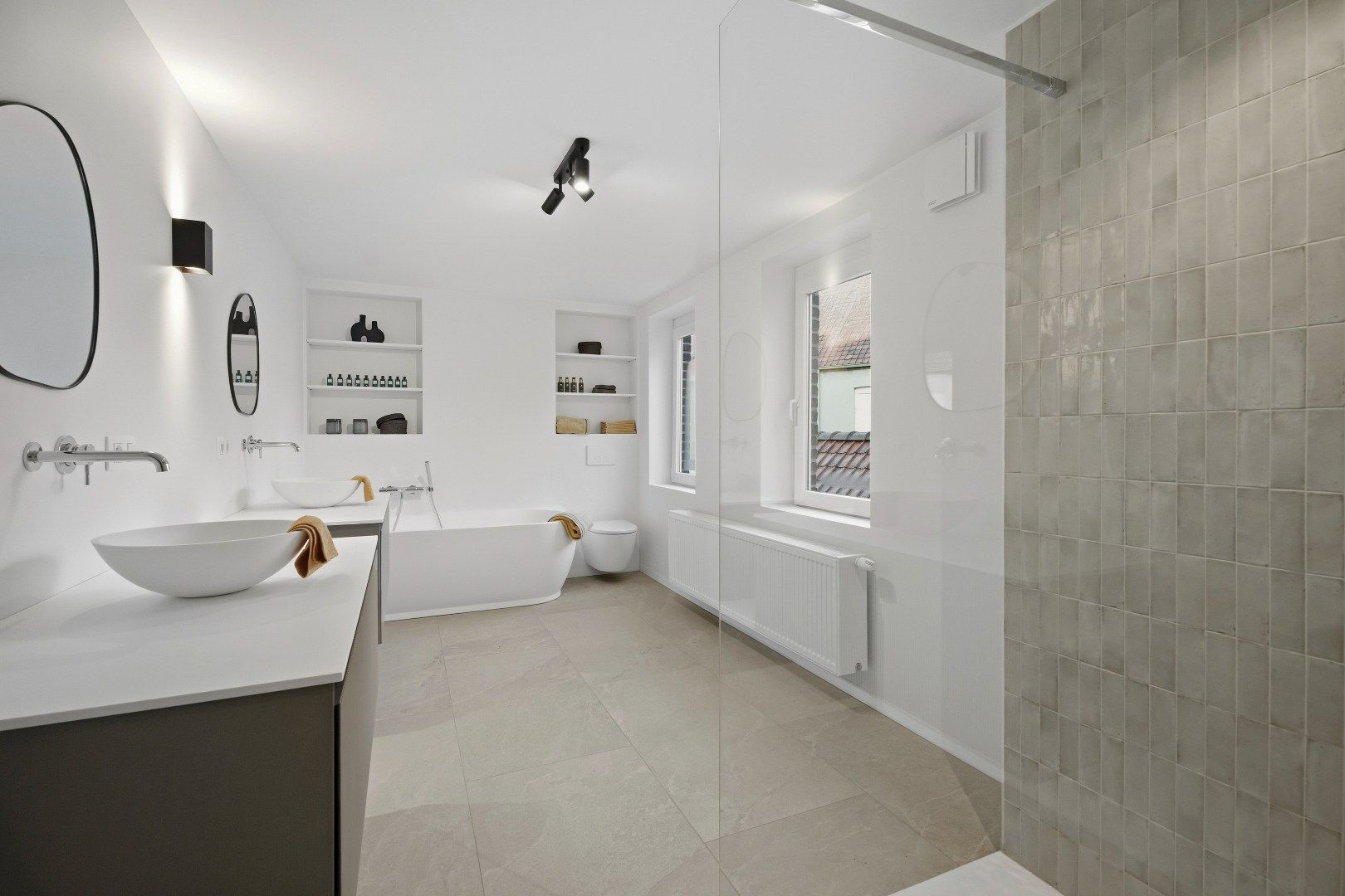 Grote woning, voorzien van vier kamers, twee badkamers, een uitweg,... foto 10