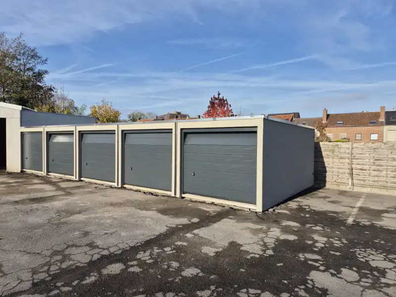 Roeselare. Op uitstekende ligging net buiten het centrum kan u deze recente garage terugvinden. NR 3.&nbsp; Op afgesloten terrein met poort. foto 3