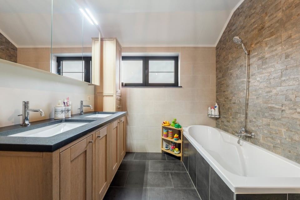 GEZELLIGE INSTAPKLARE GEZINSWONING MET 3 SLAAPKAMERS EN GARAGE IN KOZEN foto 26