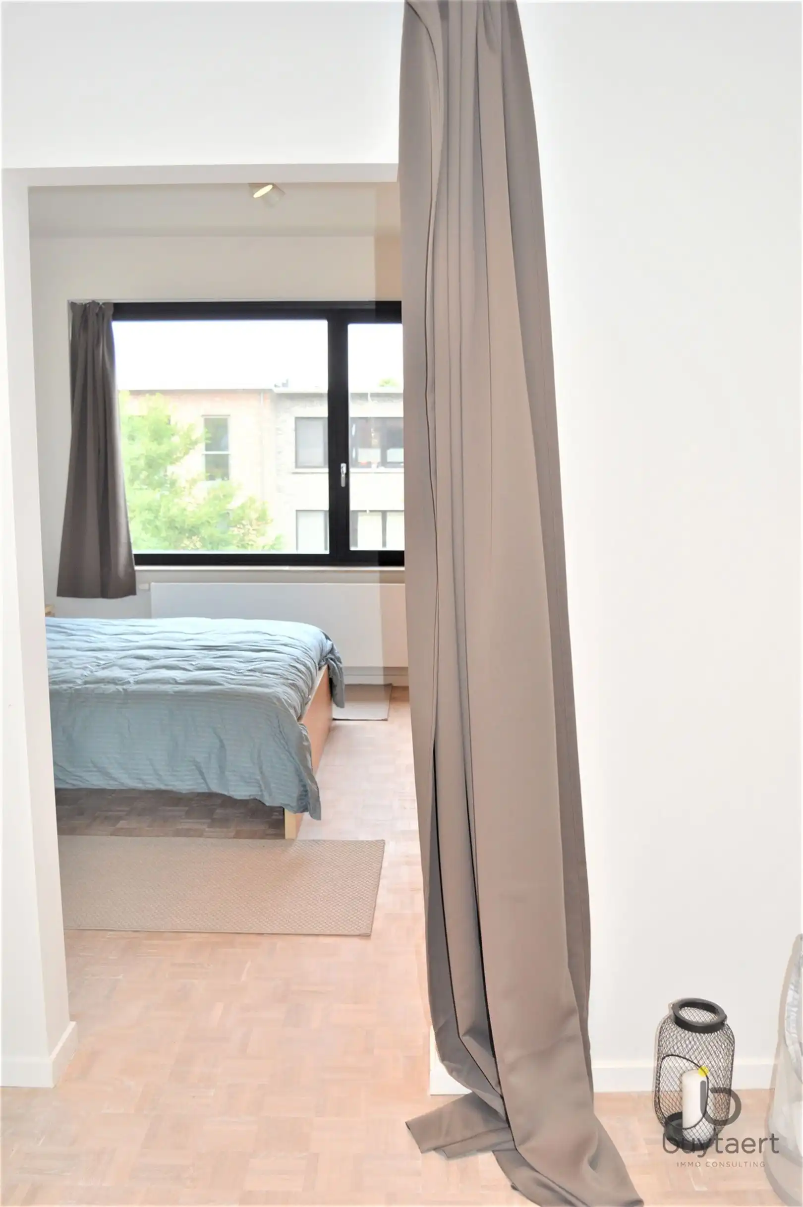 Instapklaar drie slaapkamer appartement met terras in een rustige wijk dicht bij invalswegen. foto 12