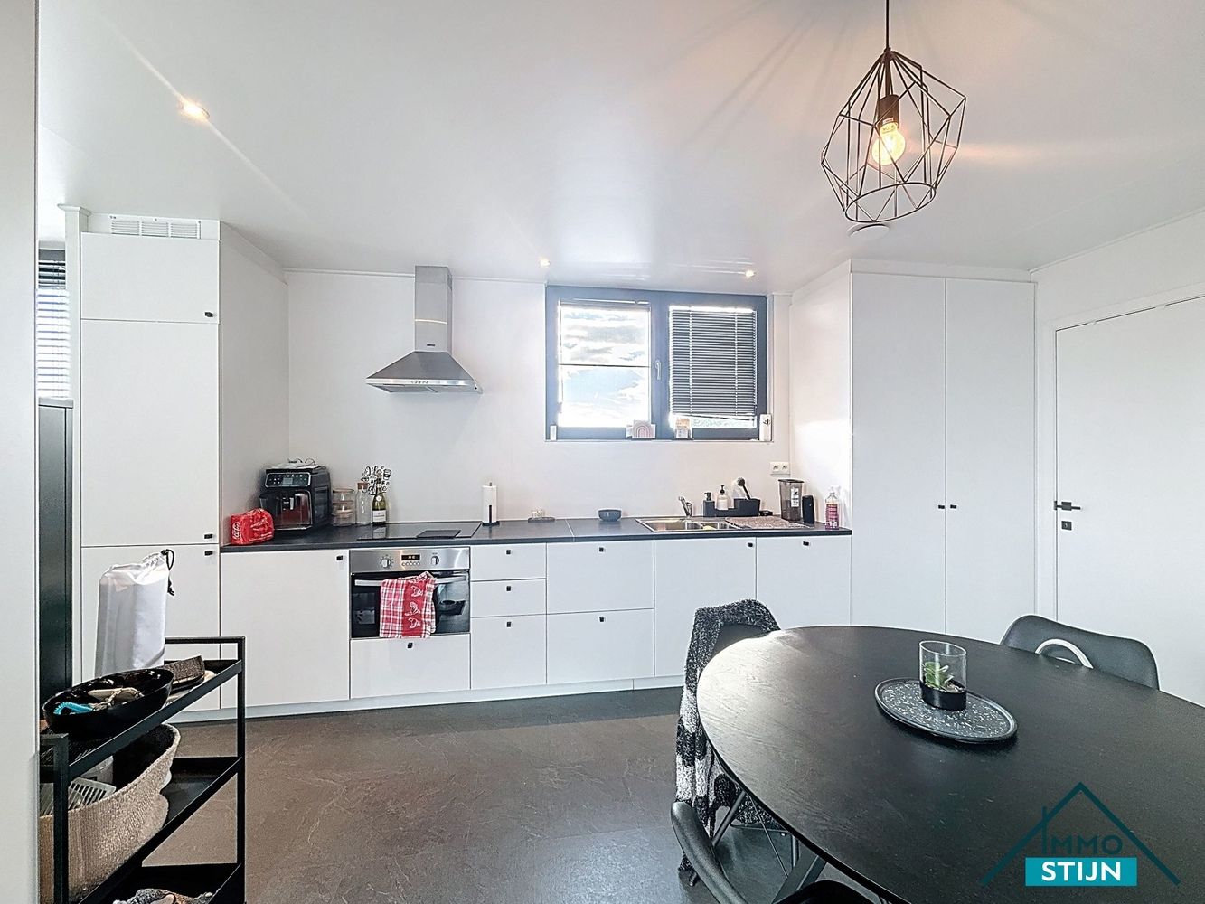 Lichtrijke studio met autostaanplaats foto 3