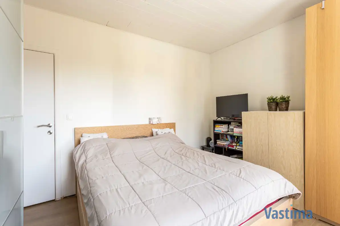 Energiezuinige en instapklare starterswoning met 2 slaapkamers in hartje Erembodegem foto 12