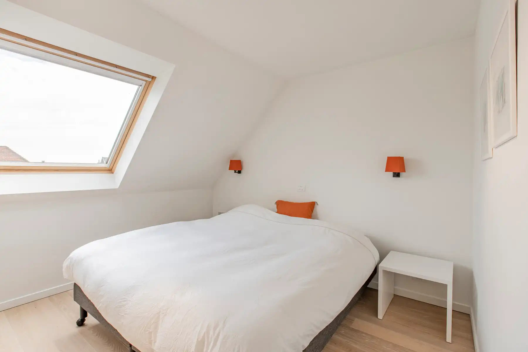 Uitzonderlijk ruim en modern gemeubelde triplex met zonneterras foto 8