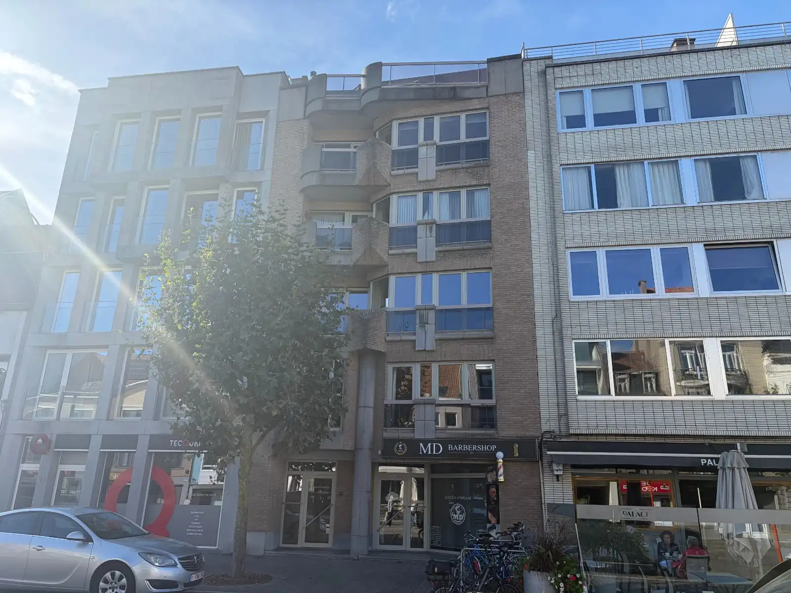 UNIEK DUPLEXAPPARTEMENT MET 2 RUIME TERRASSEN, AUTOSTAANPLAATS EN PRACHTIG UITZICHT OP DE MARKT VAN DEINZE! foto 6