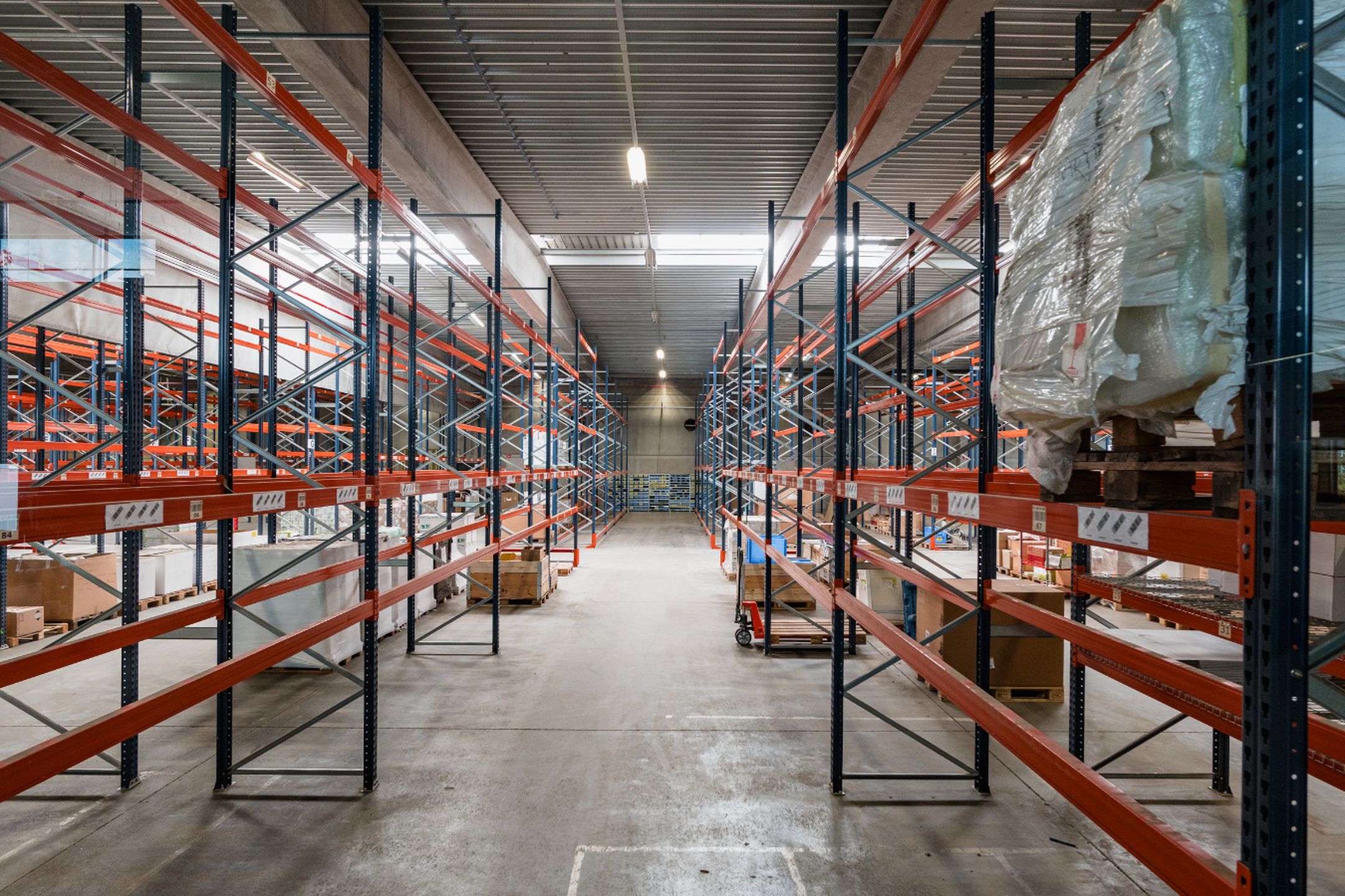 Modern bedrijfsgebouw langs E17 in Zwijndrecht foto 35