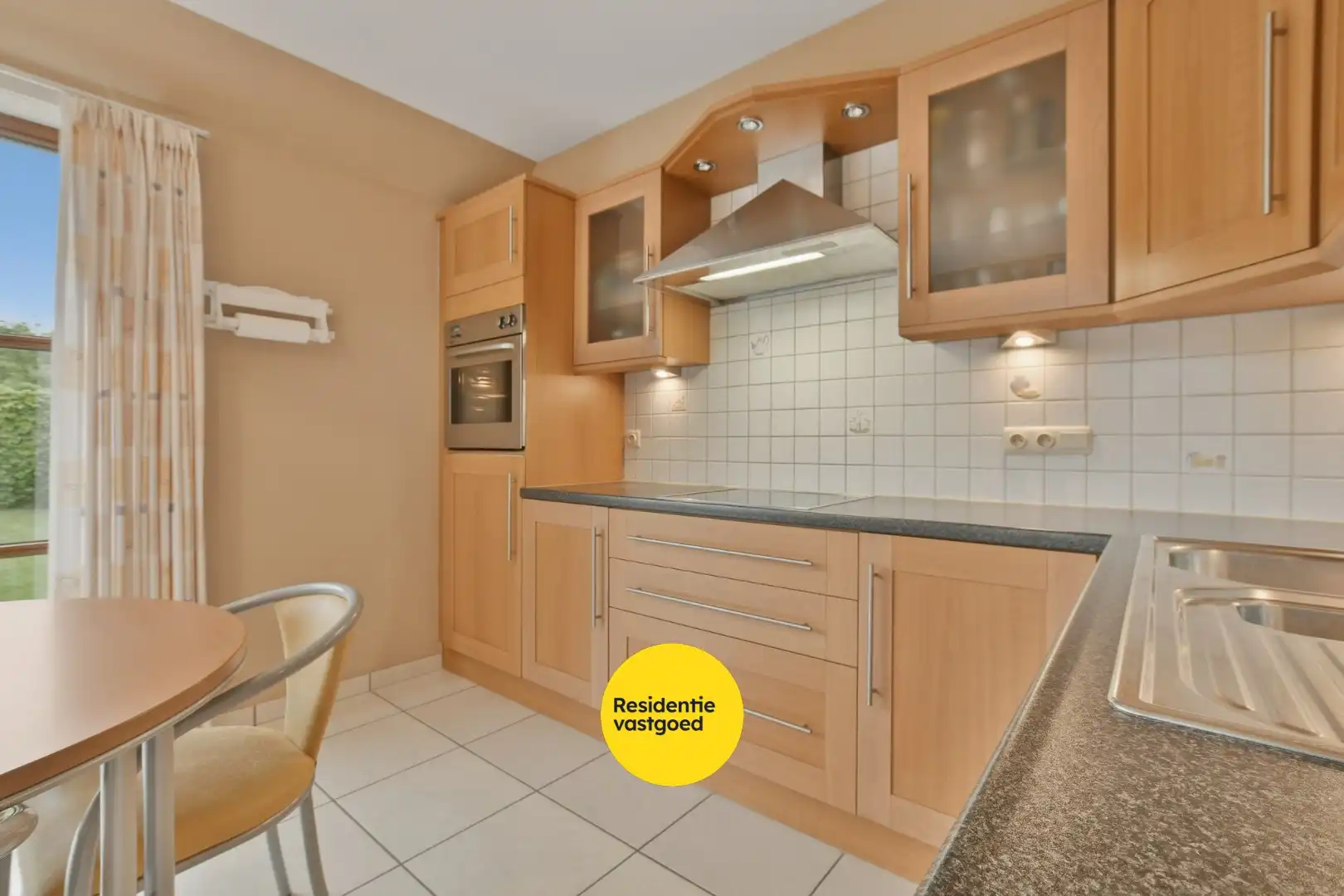 Instapklare halfopen bebouwing met 3 slaapkamers en tuin in De Haan! foto 12