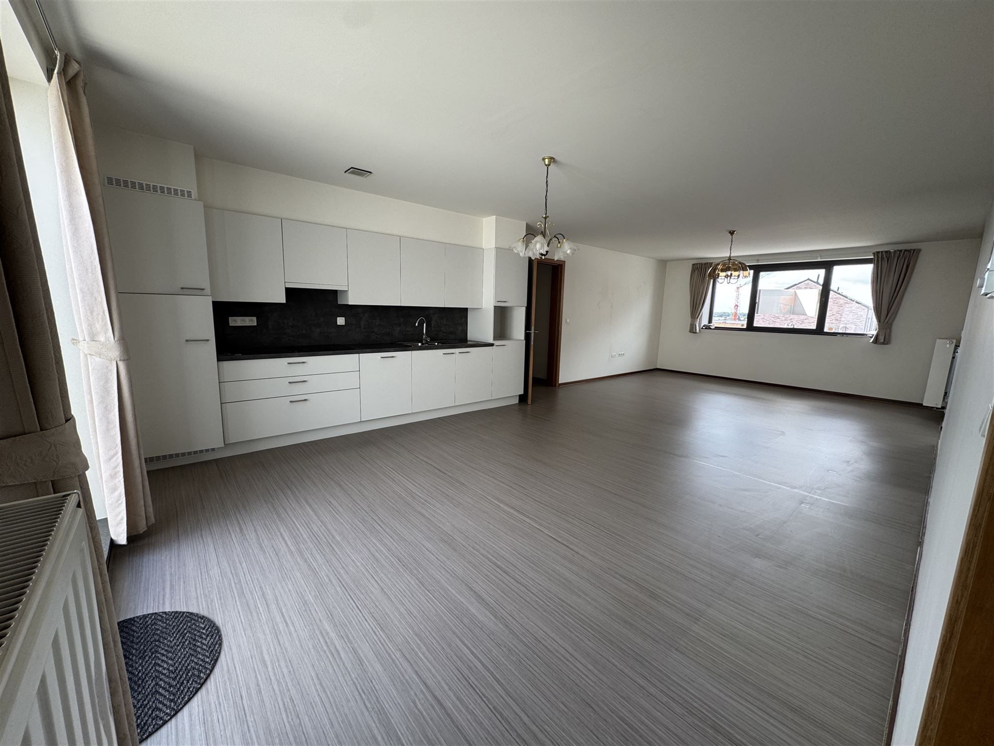 PERFECT ONDERHOUDEN RUIM APPARTEMENT (138M²) MET 3 SLAAPKAMERS EN 2 TERRASSEN TE BERINGEN foto 2
