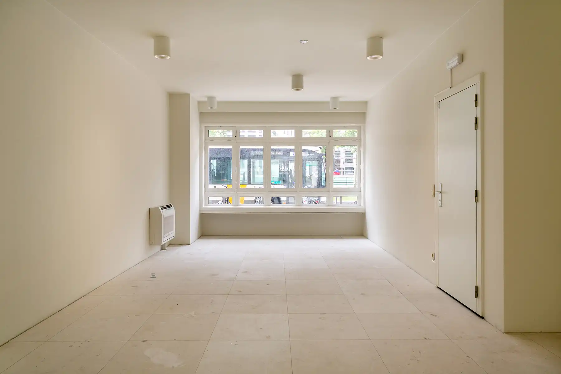 Commerciële Ruimte met Privatieve Kelder en Parking foto 4