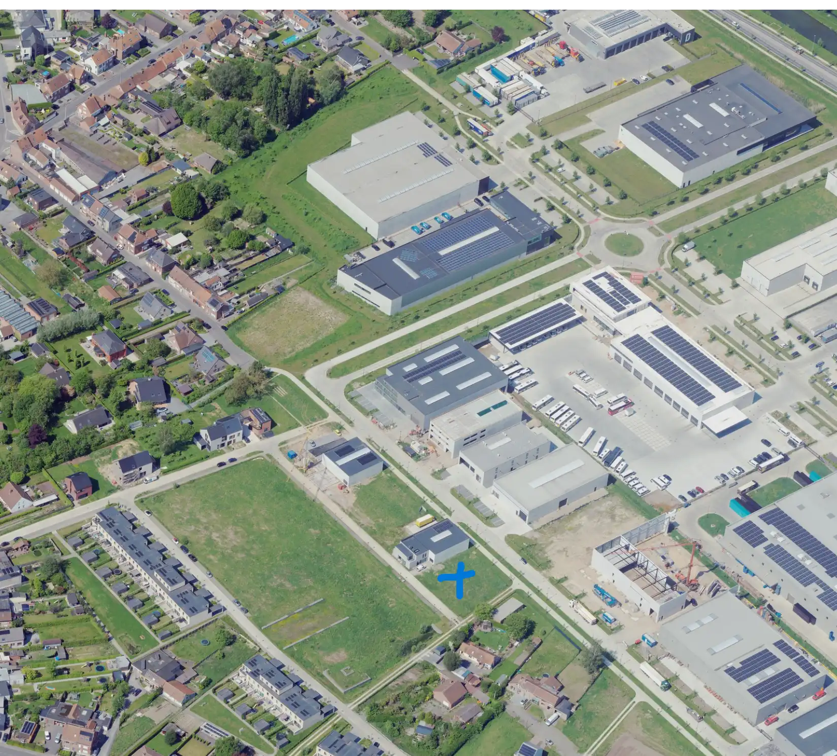 Vlot bereikbaar en bouwklaar perceel voor Woning met atelier foto {{pictureIndex}}