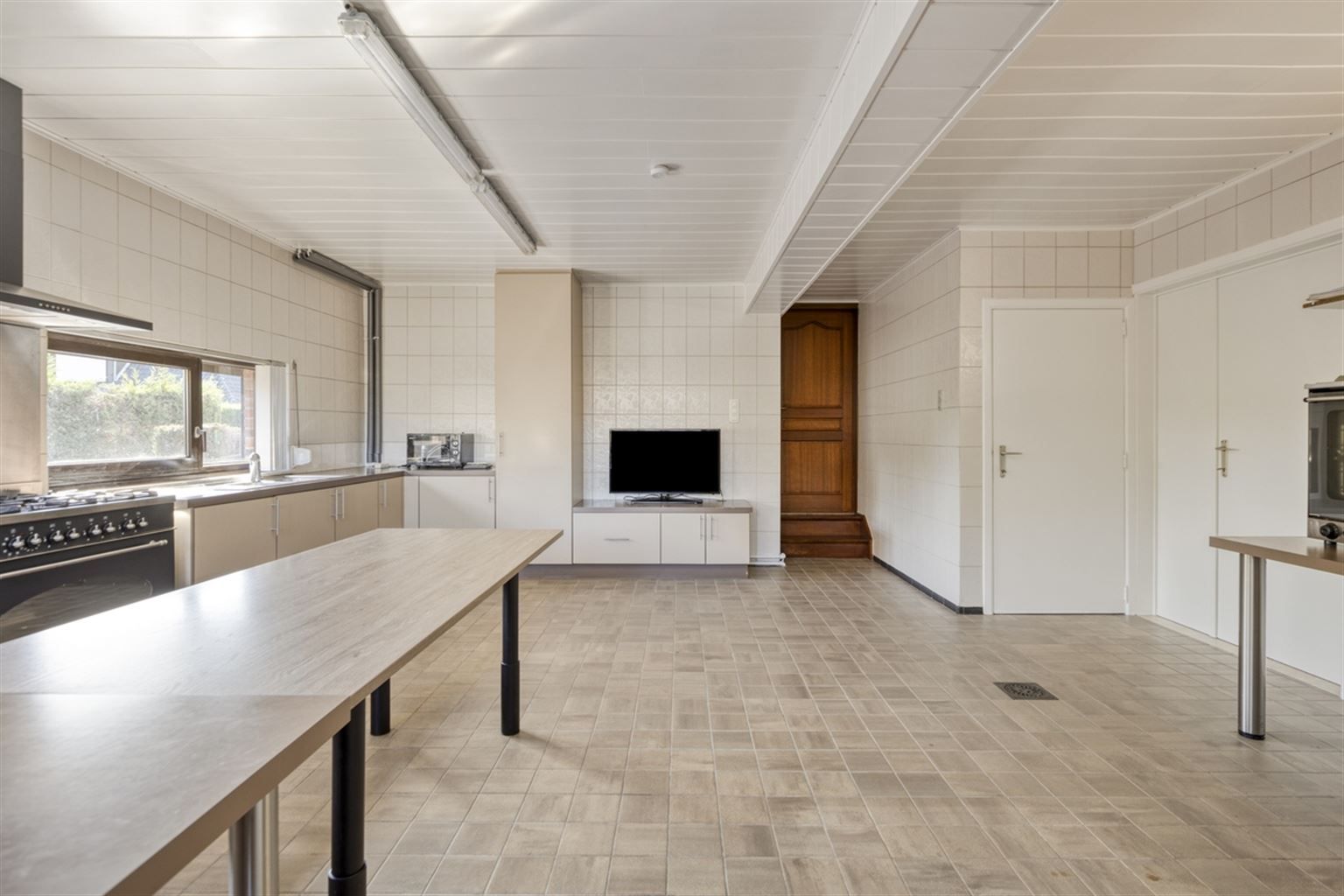 Ruime gezinswoning voorzien van 5 slaapkamers, garage, kelder en tuin nabij het centrum van Neeroeteren. Tevens mogelijkheden voor het uitoefenen van een vrij beroep, praktijkruimte, kapsalon, etc.  foto 10