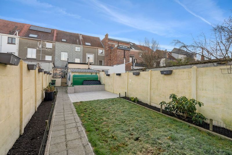 Ruime woning met 4 slaapkamers en tuin foto 3