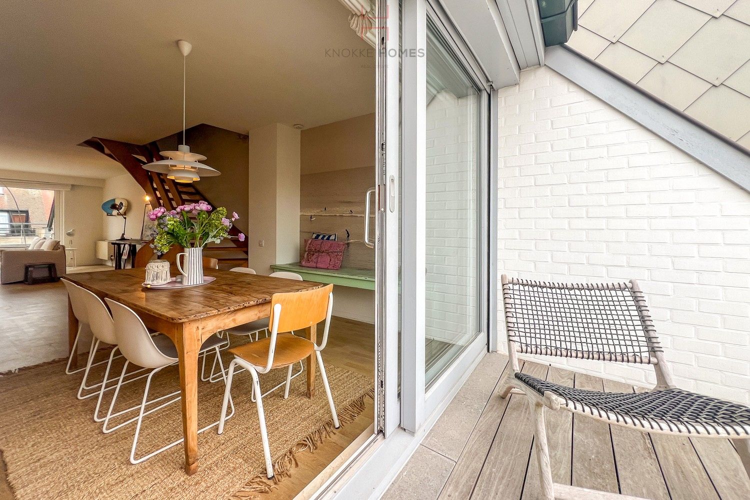 Ruime en gezellig gemeubelde vakantie-duplex met 2 mooie terrassen op de Van Bunnenlaan foto 6