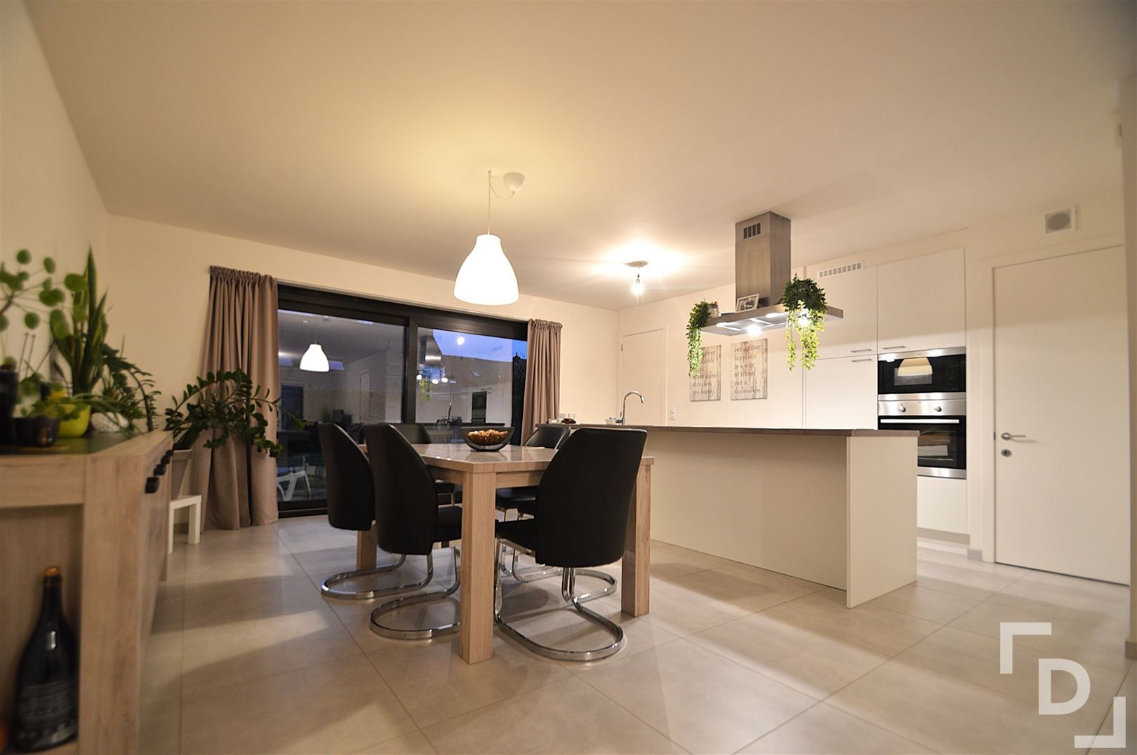 Centrum Poperinge, gezinswoning met tuin te huur. foto 2