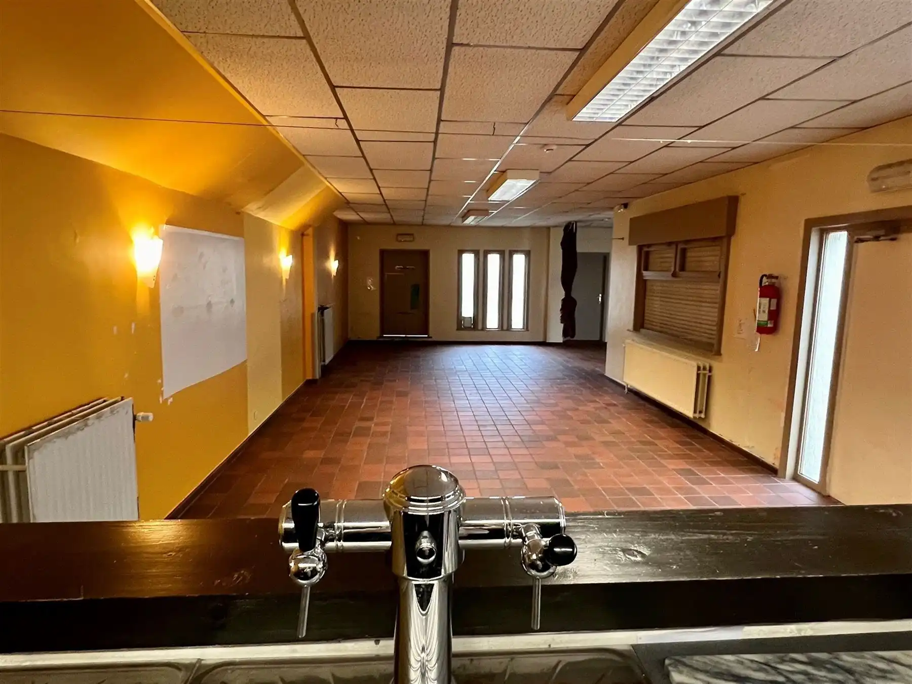 Veelzijdig en ruim commercieel pand met woonst foto 7