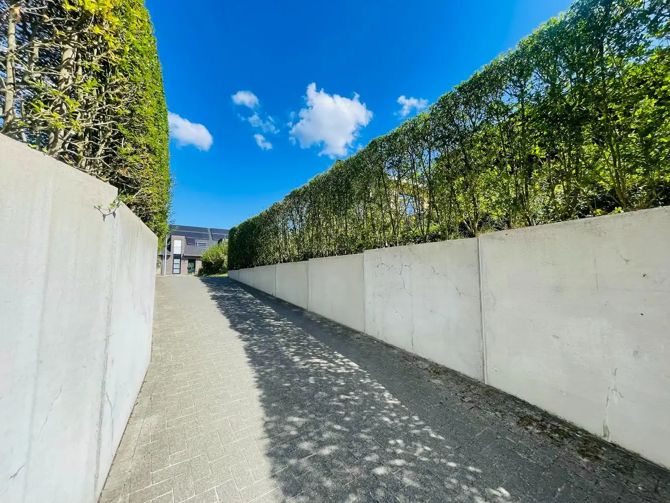 Brugge Sint-Michiels , ruime garagebox te koop in net gebouw. foto 6