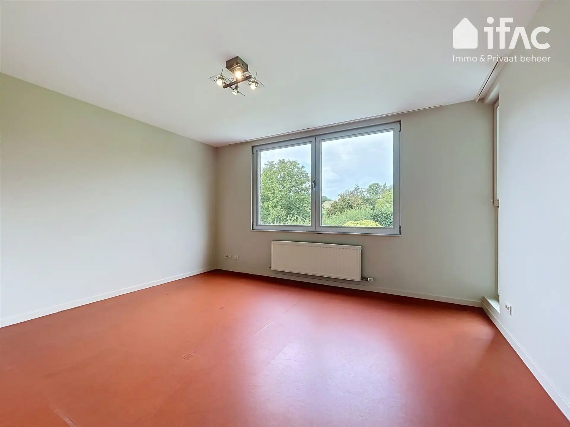 Moderne en ruime villa met mooi aangelegde tuin foto 17