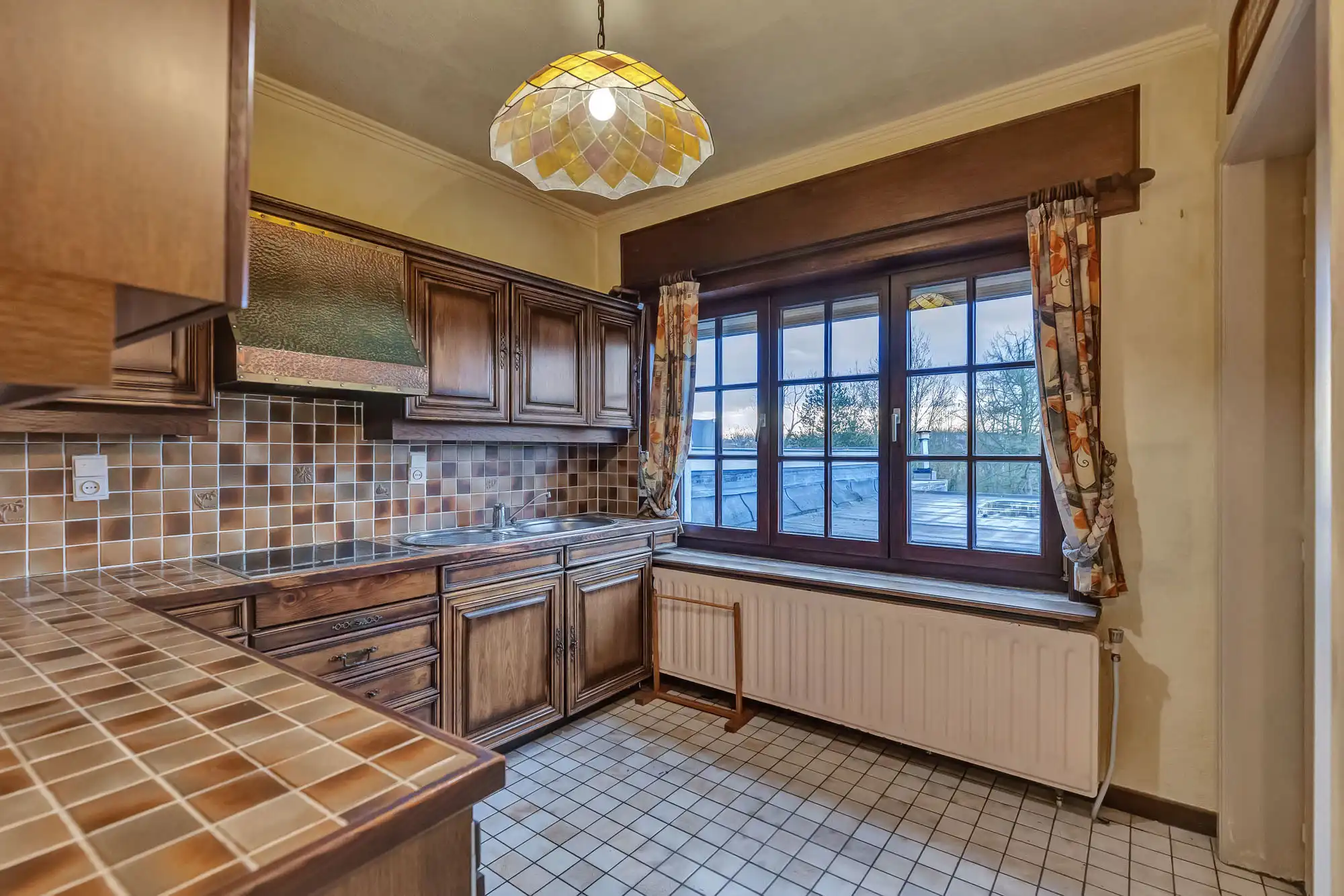 Te renoveren HOB met ruime garages en tuin foto 9