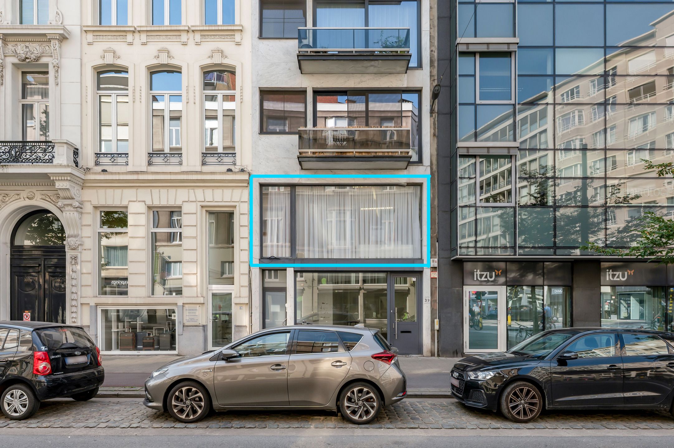 Lichtrijk kantoor- of praktijkruimte in hartje Antwerpen. foto {{pictureIndex}}