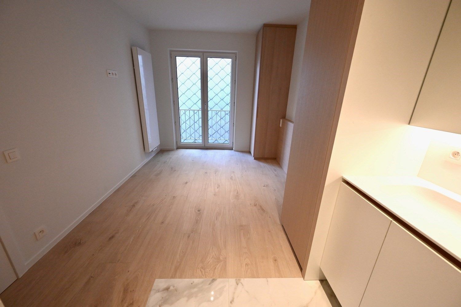 ONGEMEUBELD - NIEUW - Luxueus gerenoveerd appartement met 3 slaapkamers en met een OPEN ZICHT op het Burgemeester Frans Desmidtplein. foto 22