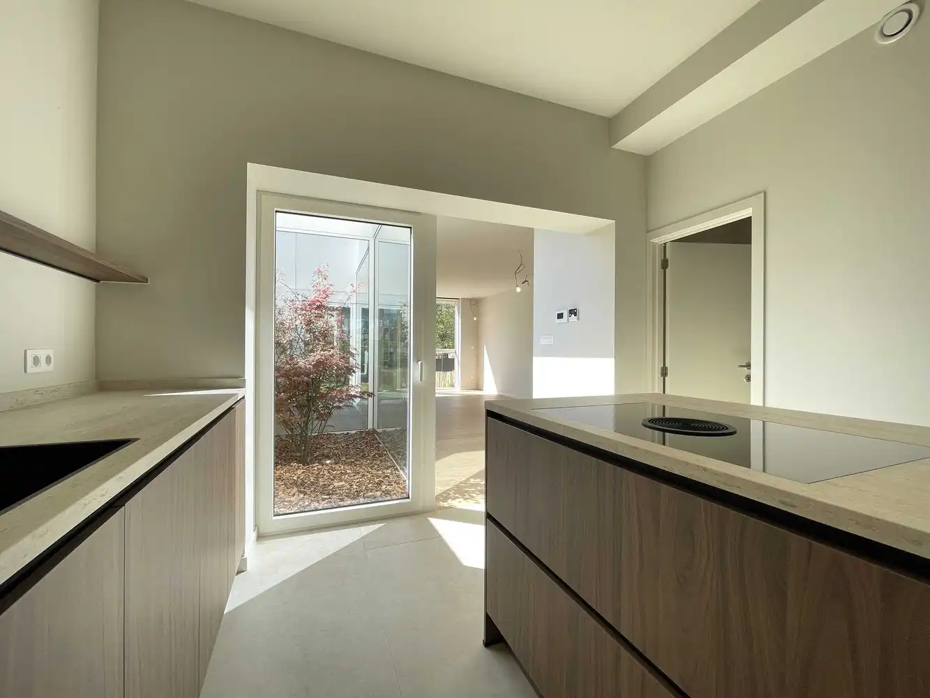 Smaakvol gerenoveerde woning met stadstuin foto 7