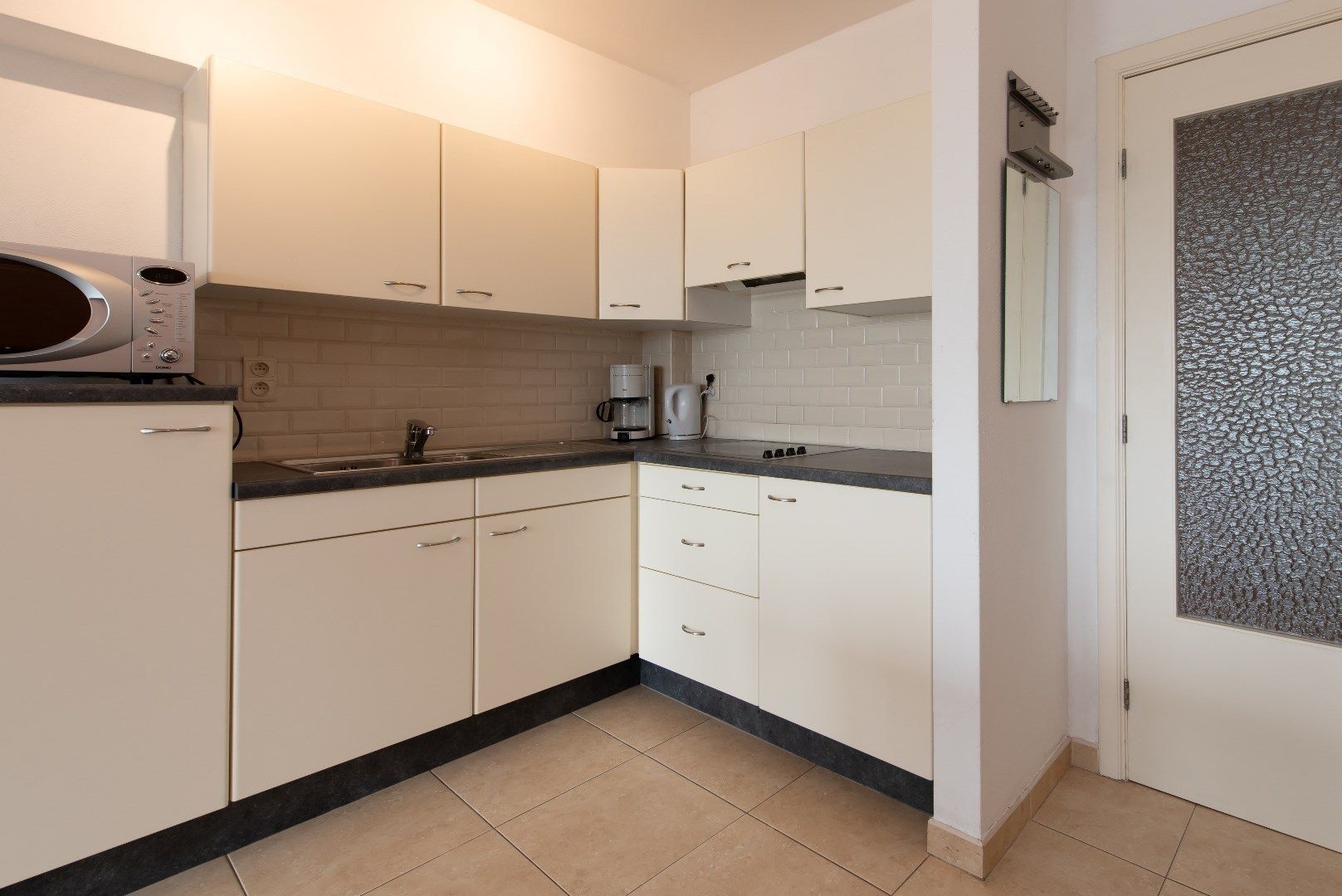 Gezellige lichtrijke studio in een kleine residentie te Raversijde  foto 6