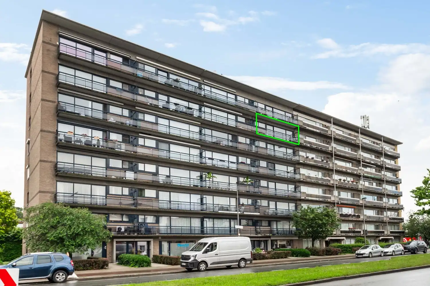 Instapklaar appartement met 2 slaapkamers, terras en autostaanplaats op centrale ligging in Merksem! foto 3
