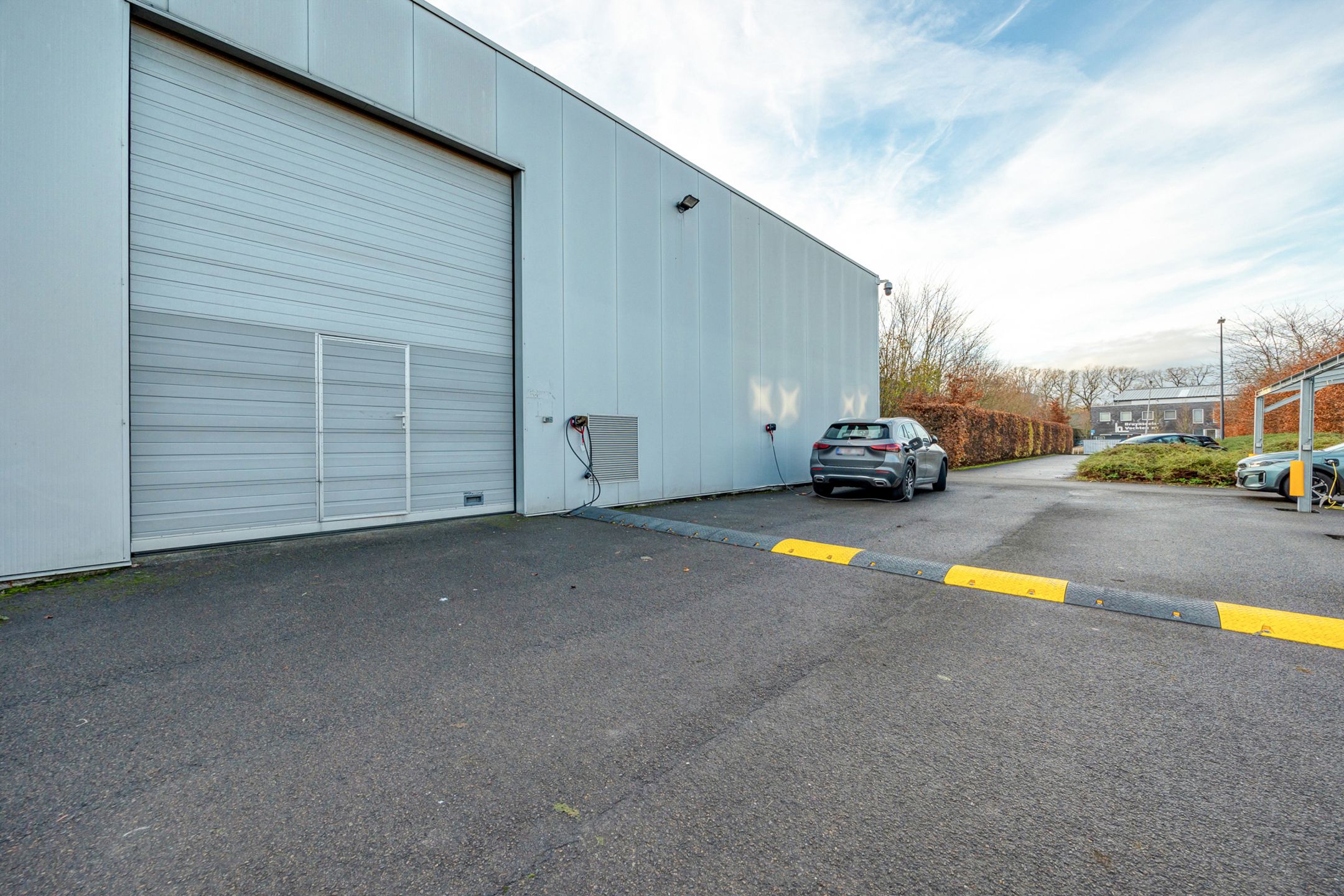 Opslagruimte met kantoor te huur te Kalmthout foto {{pictureIndex}}