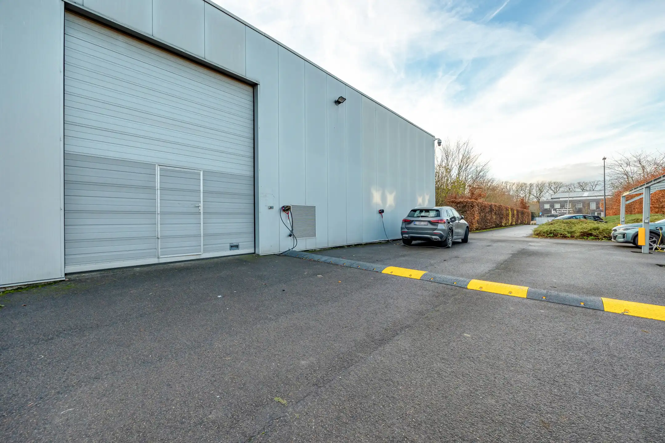 Opslagruimte met kantoor te huur te Kalmthout foto {{pictureIndex}}