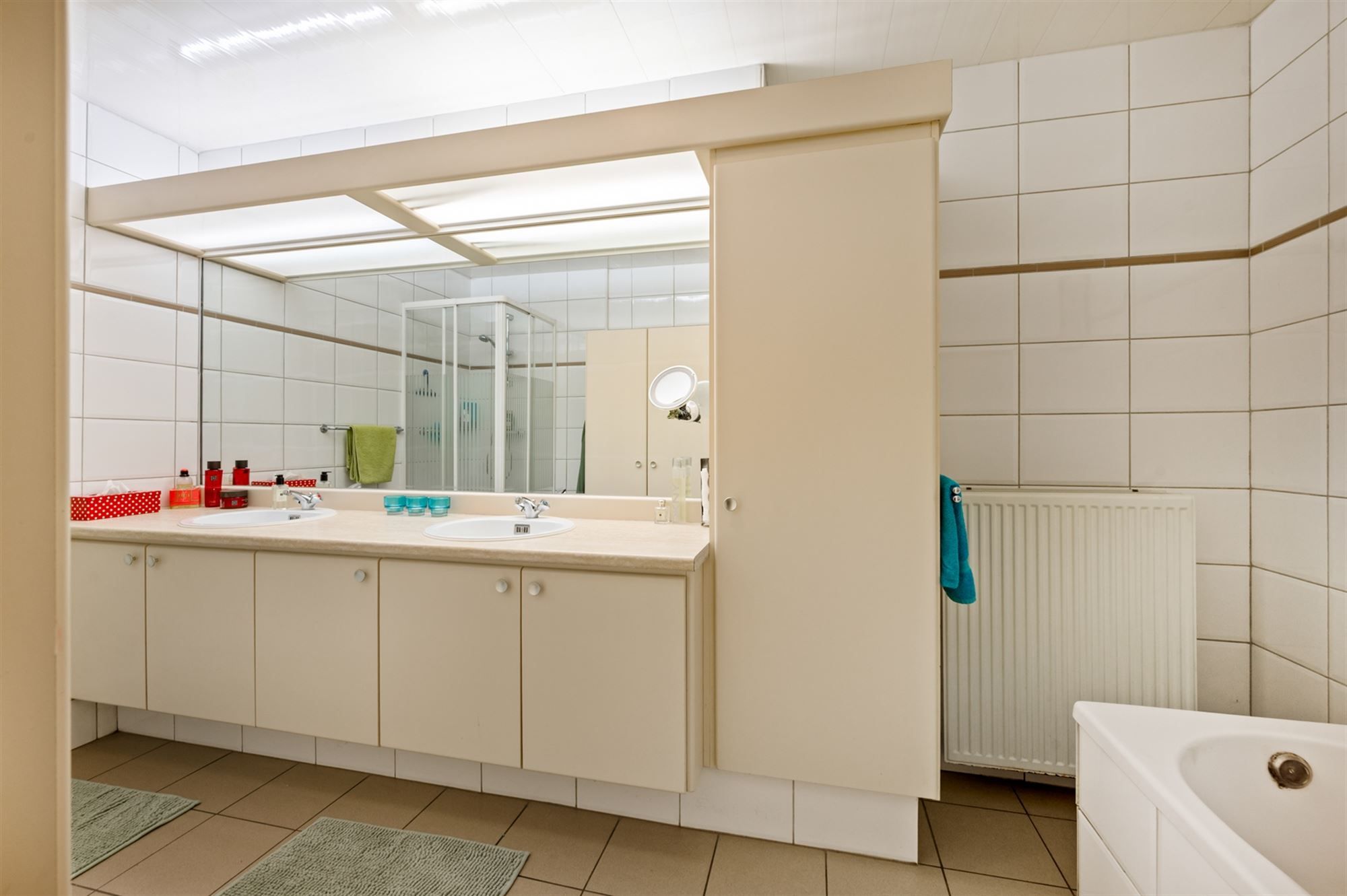 Ruim 2 slaapkamer appartement met 2 overdekte staanplaatsen en grote tuin foto 14