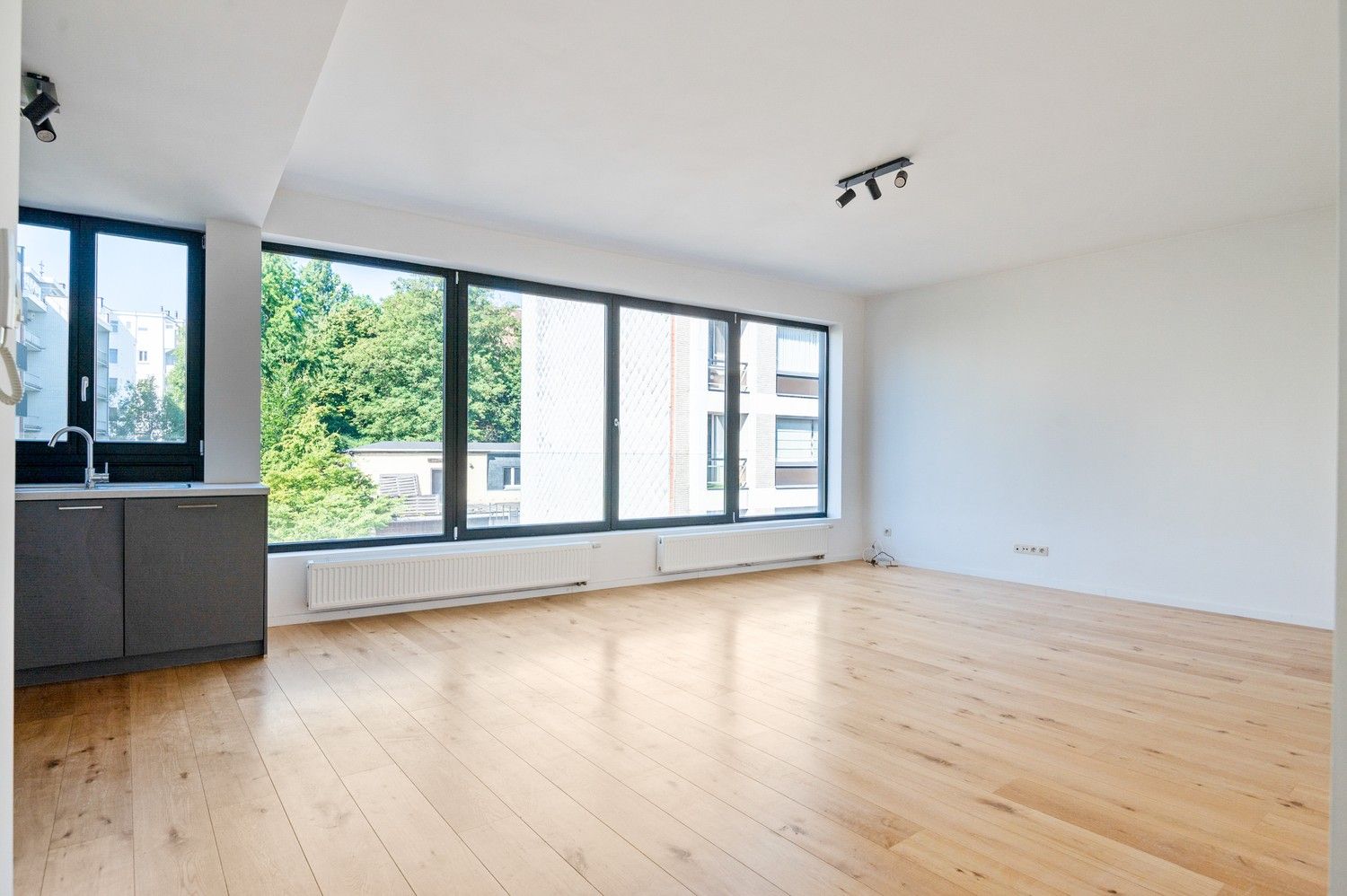 Instapklaar gerenoveerd 1-slaapkamer appartement op topligging in Berchem! foto 2